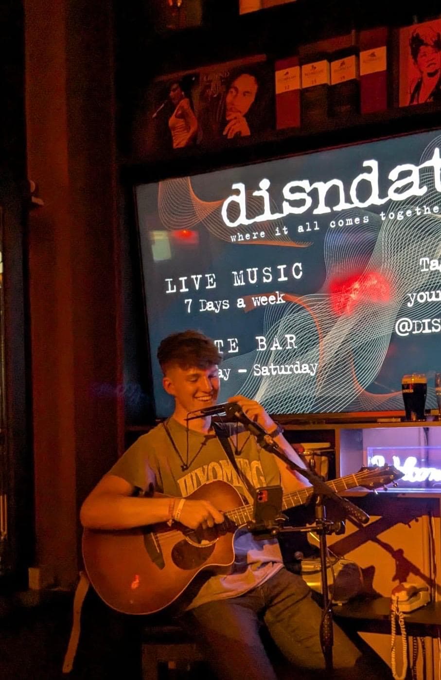 Tom Forkin performing at Disndat bar